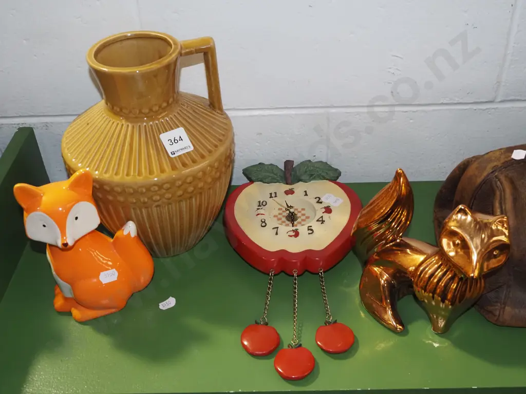2x boxed figurines, ewer vase, apple kitchen clock Image 1++