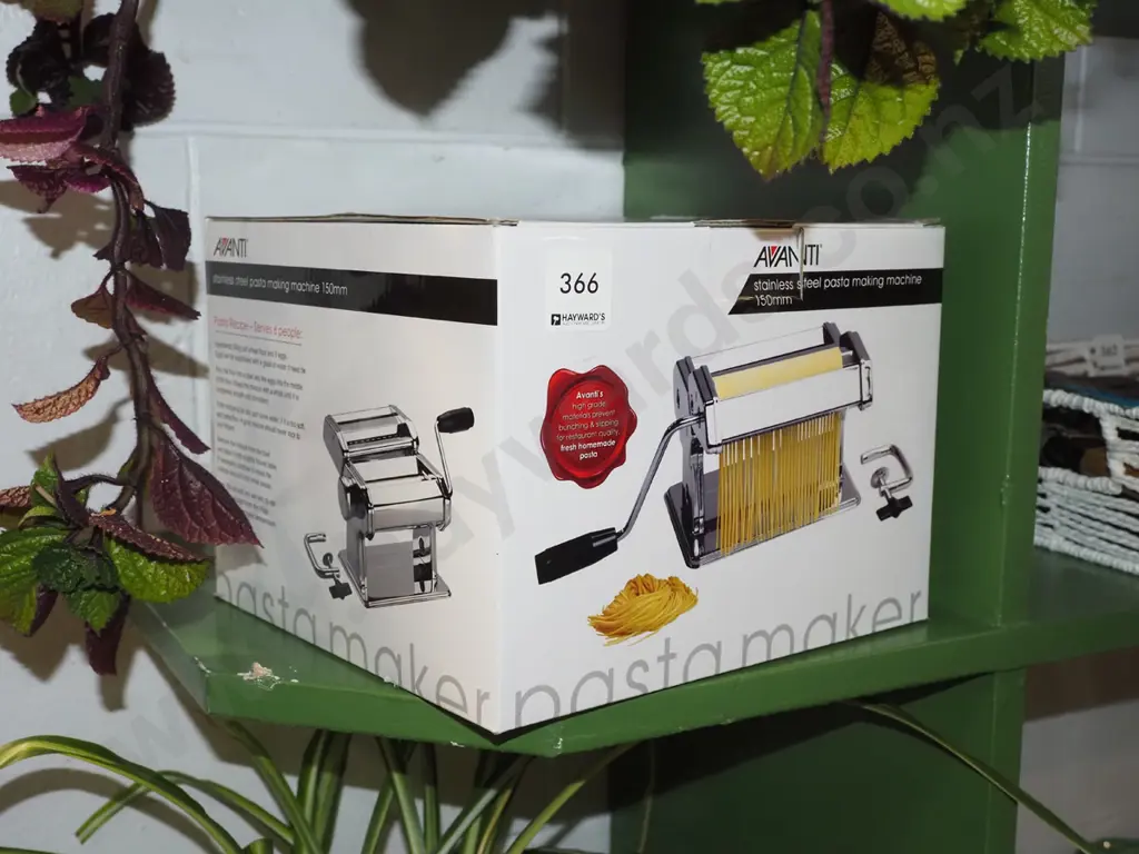 box; as-new pasta maker Image 1++