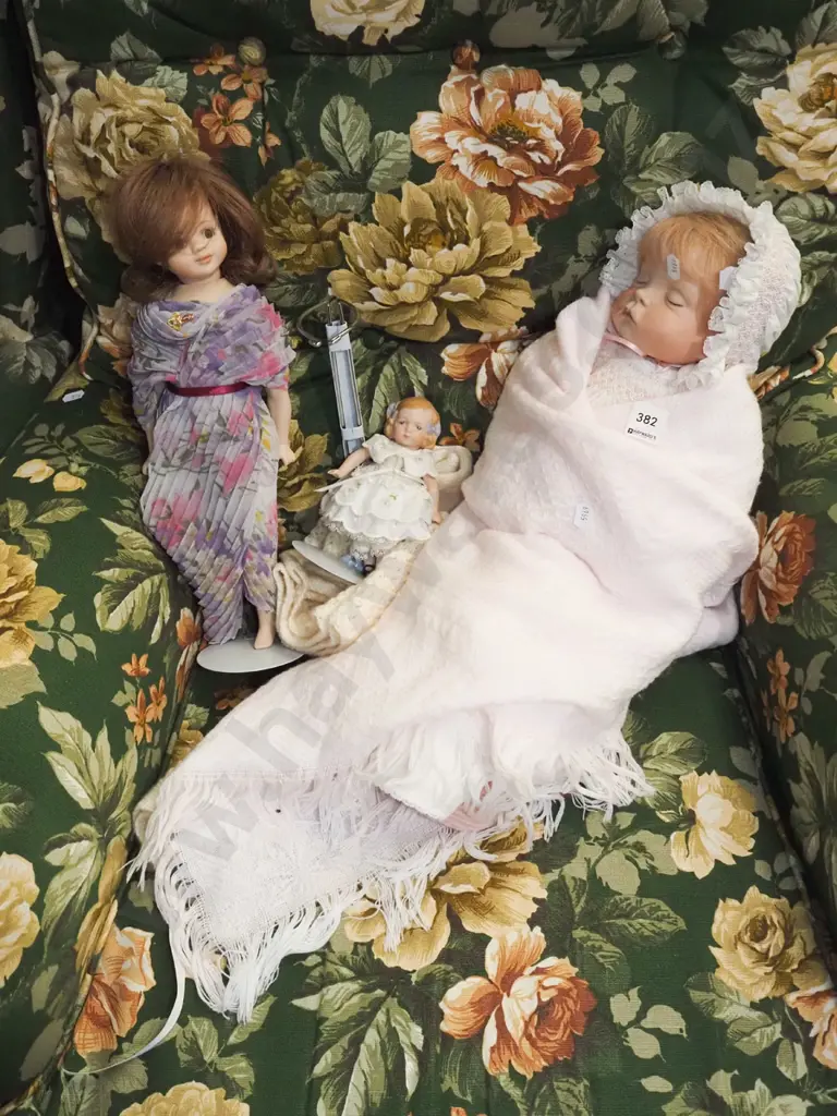 3x porcelain display dolls Image 1++