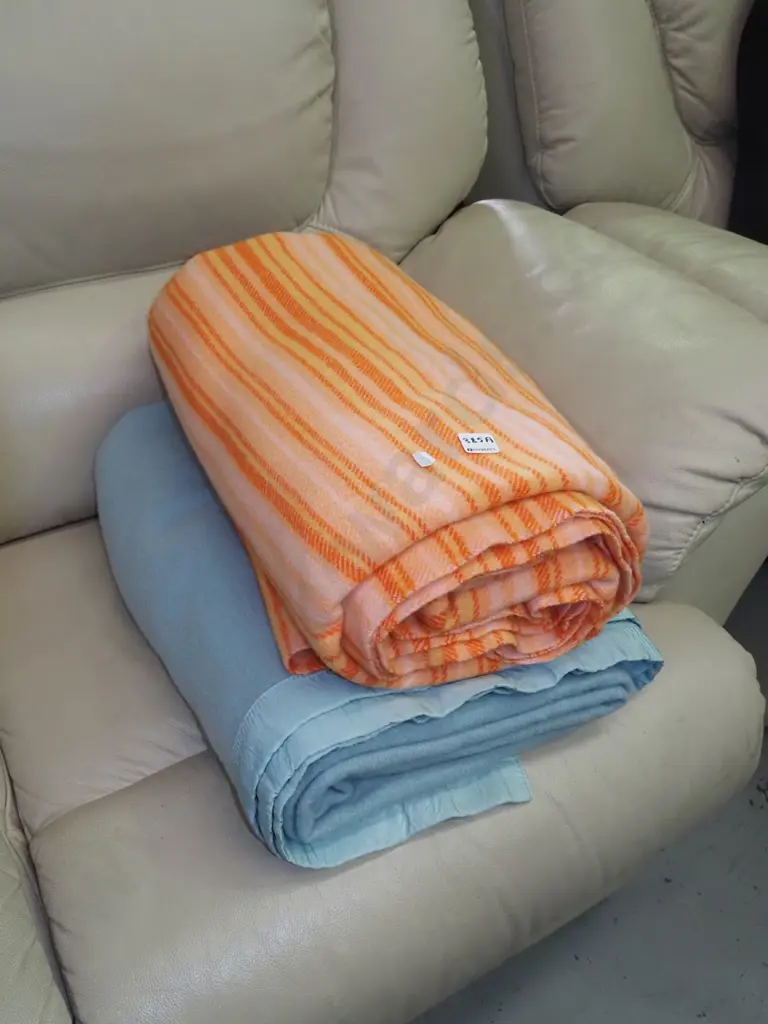 2x woollen blankets Image 1++