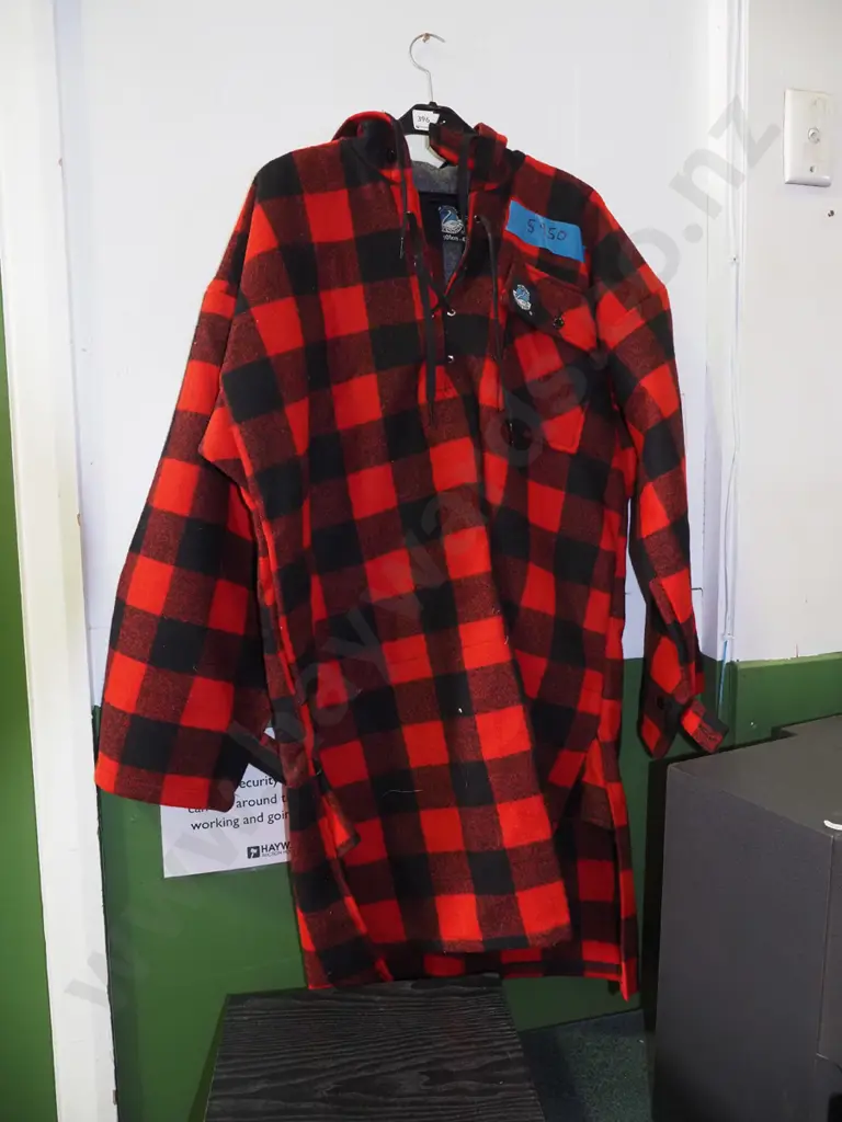 red and black checked Swanndri XL bush shirt Image 1++