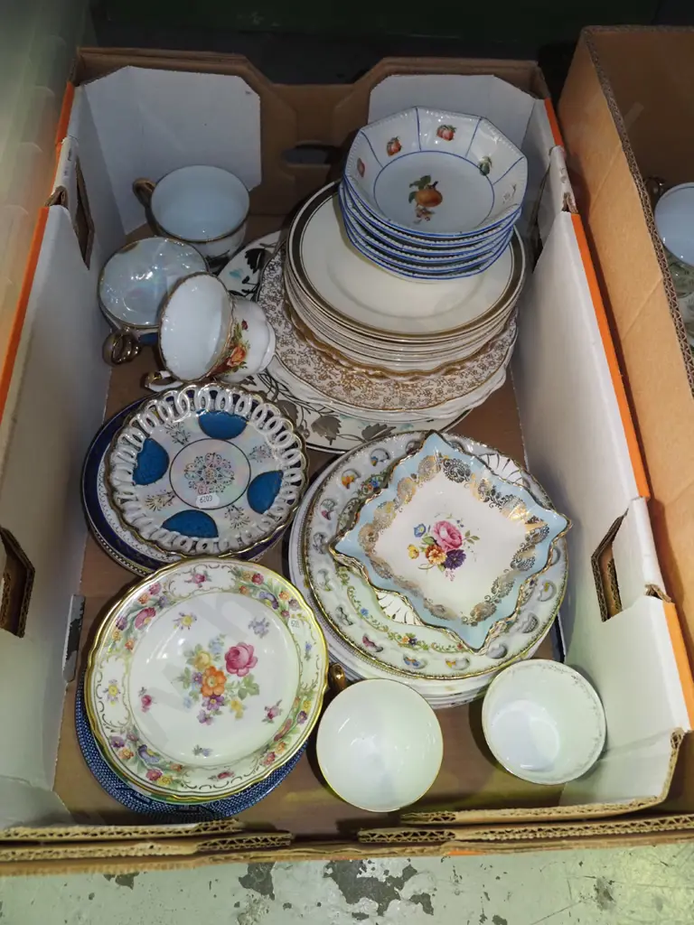box; plates, bowls, cups and saucers Image 1++