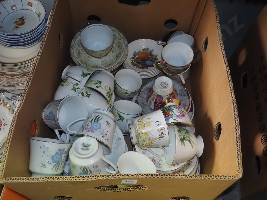 box; cups, saucers, bowls etc Image 1++