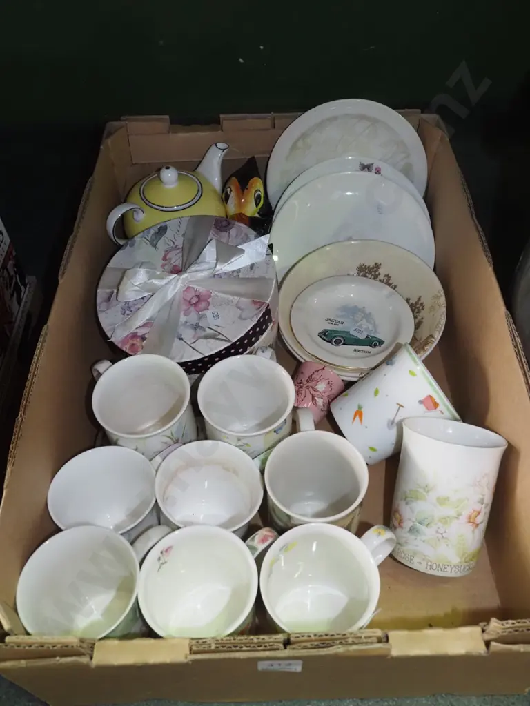 box; coffee cups, bowls, tea pot etc Image 1++
