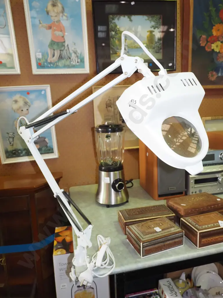 illuminated anglepoise magnifying glass Image 1++
