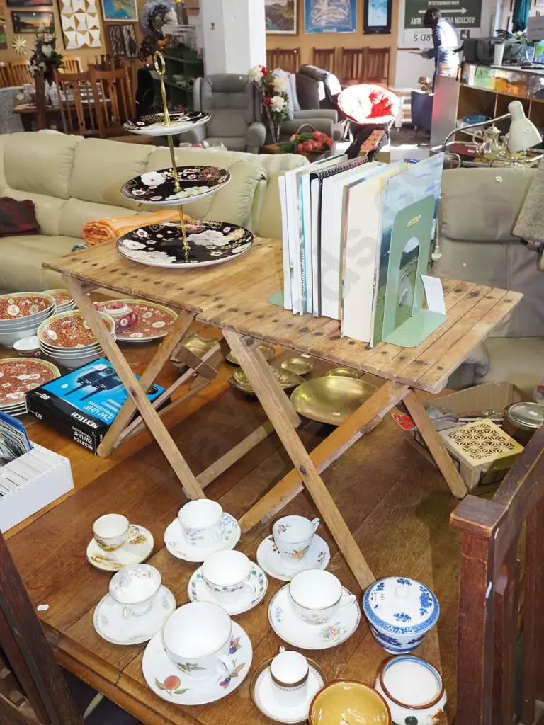 pair of foldaway tables Image 1++