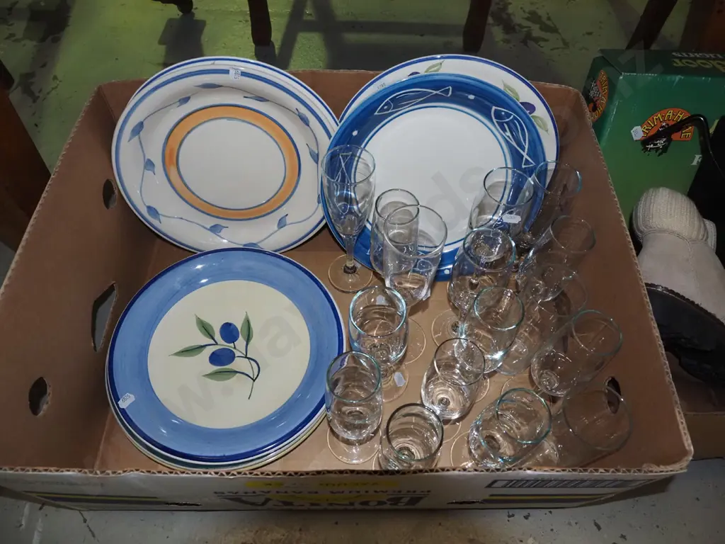 box; plates, wine glasses Image 1++