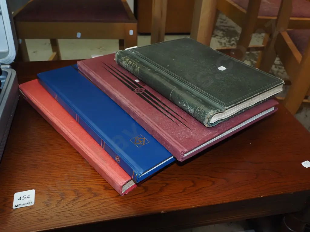 4x stamp albums Image 1++