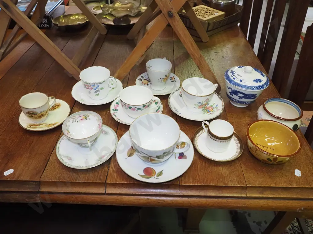 cups, saucers, lidded bowls etc Image 1++