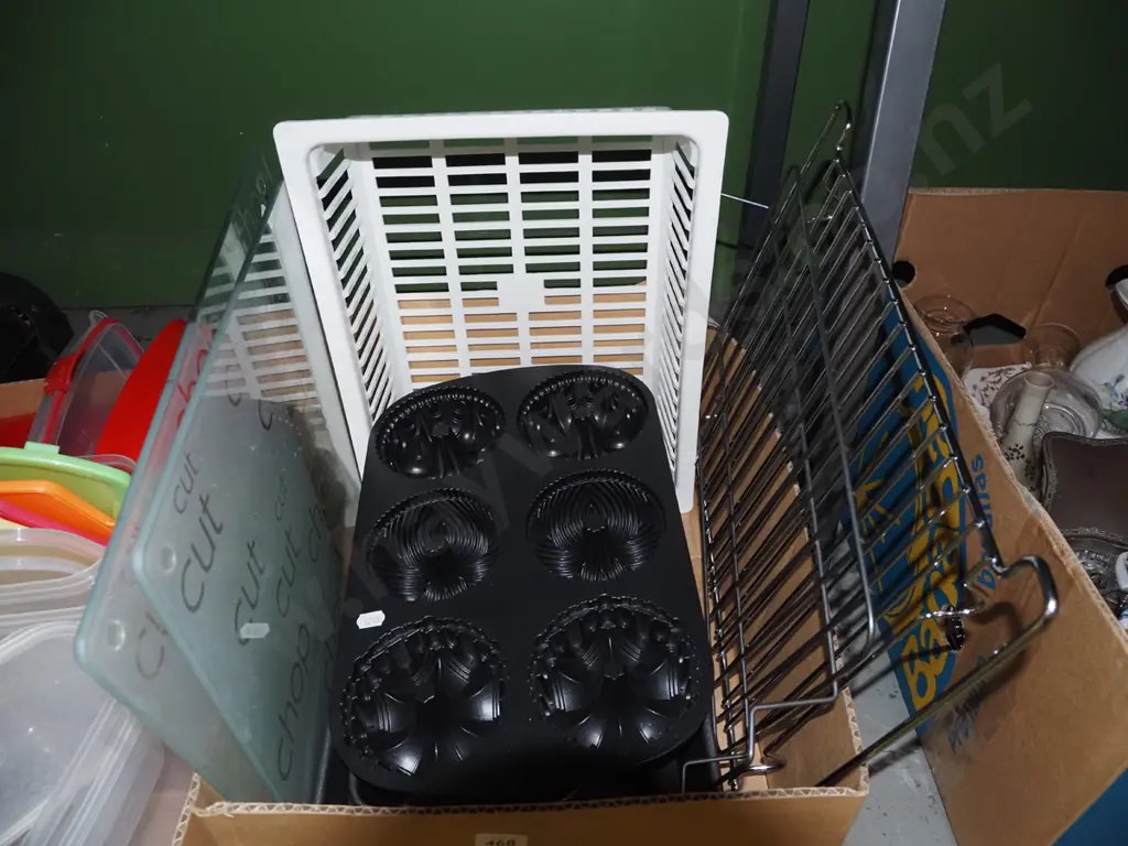 box; dish racks, baking dish, airing racks etc Image 1++