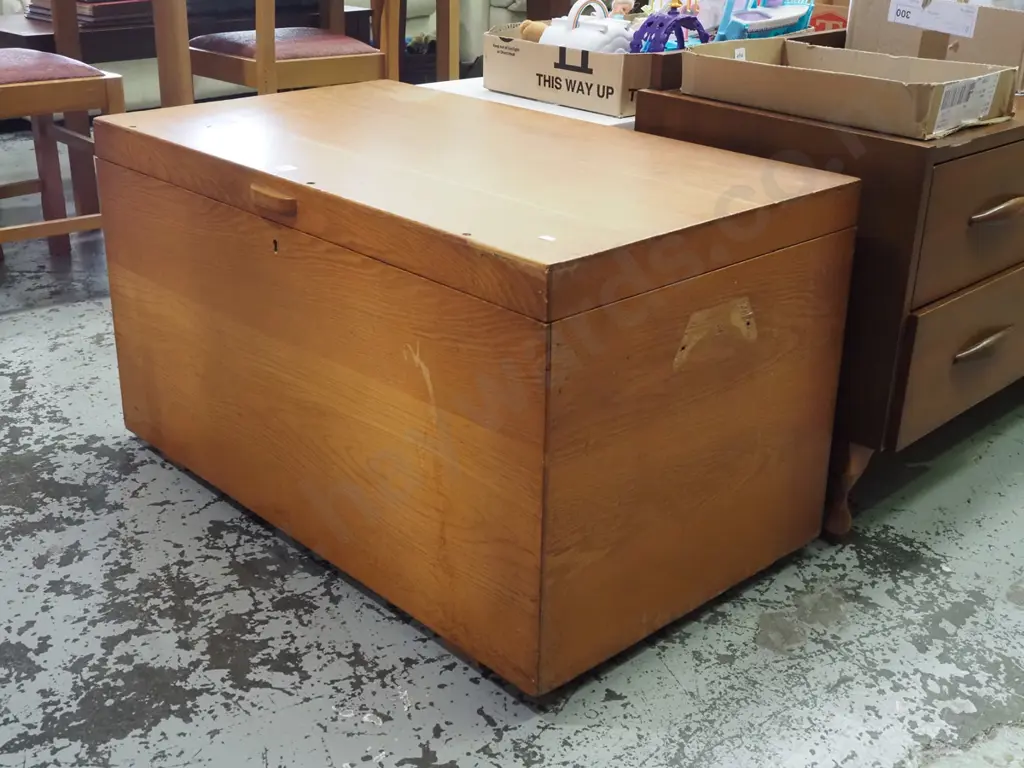 large wooden oak veneer blanket box H-520 W-940 D-535 Image 1++