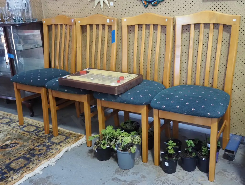 4x upholstered high back dining chairs Image 1++