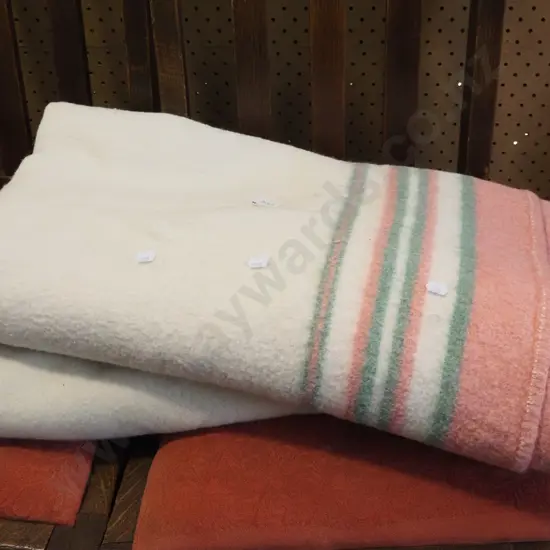2x woollen blankets