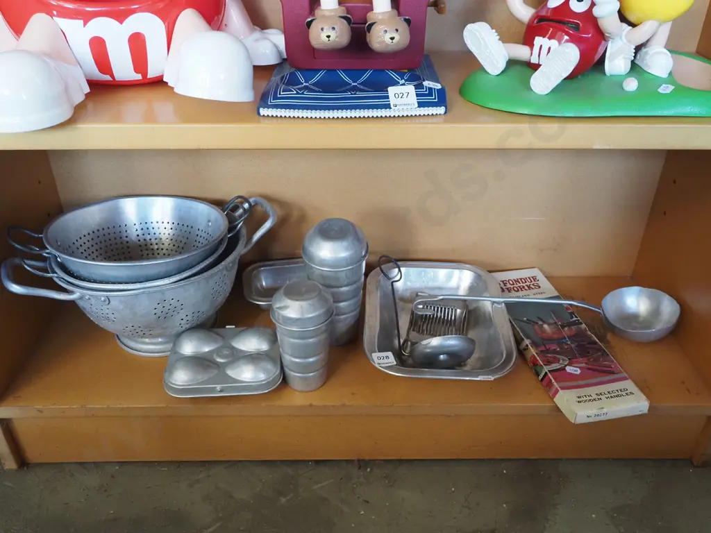 kitchen items; shakers, colanders, egg slicer etc Image 1++