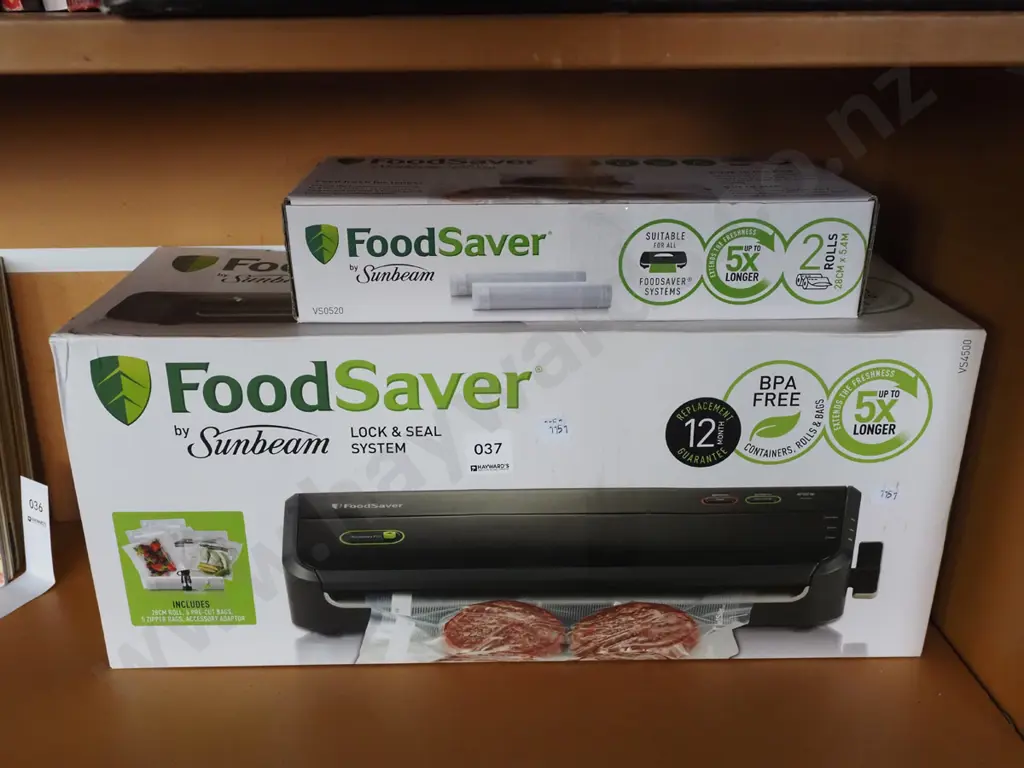 Sunbeam boxed Food Saver and additional rolls Image 1++