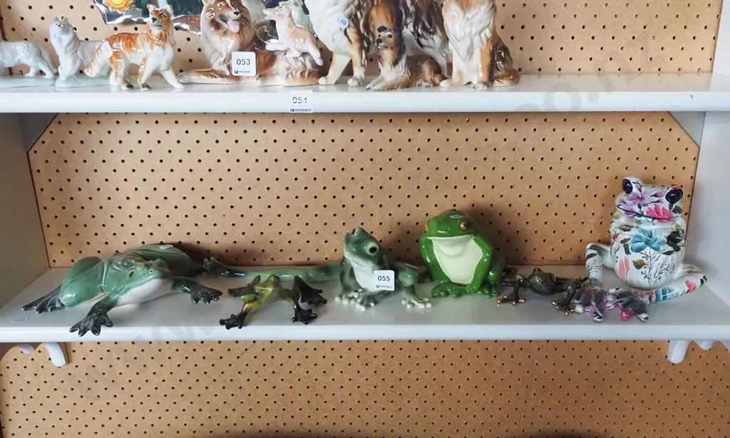 shelf; ornamental frogs Image 1++