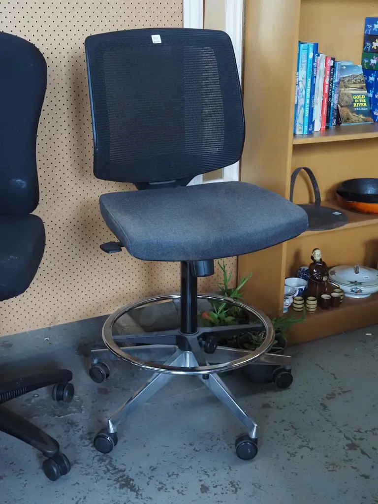 black office chair with chrome foot rest Image 1++