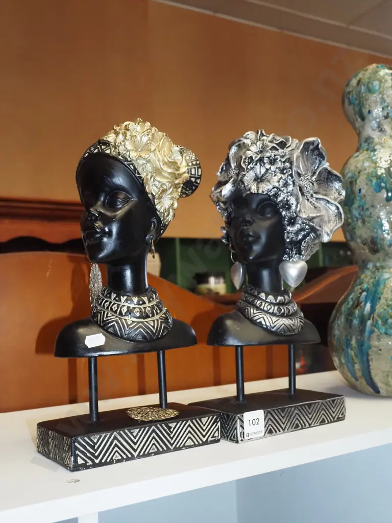 2x composite female heads on stands H-320 Image 1++