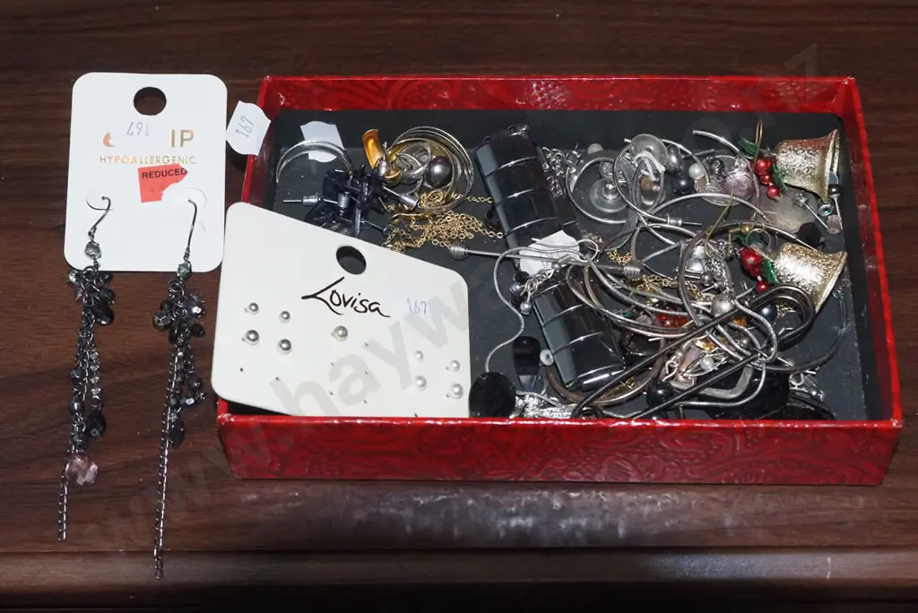 box; bracelets, earrings Image 1++