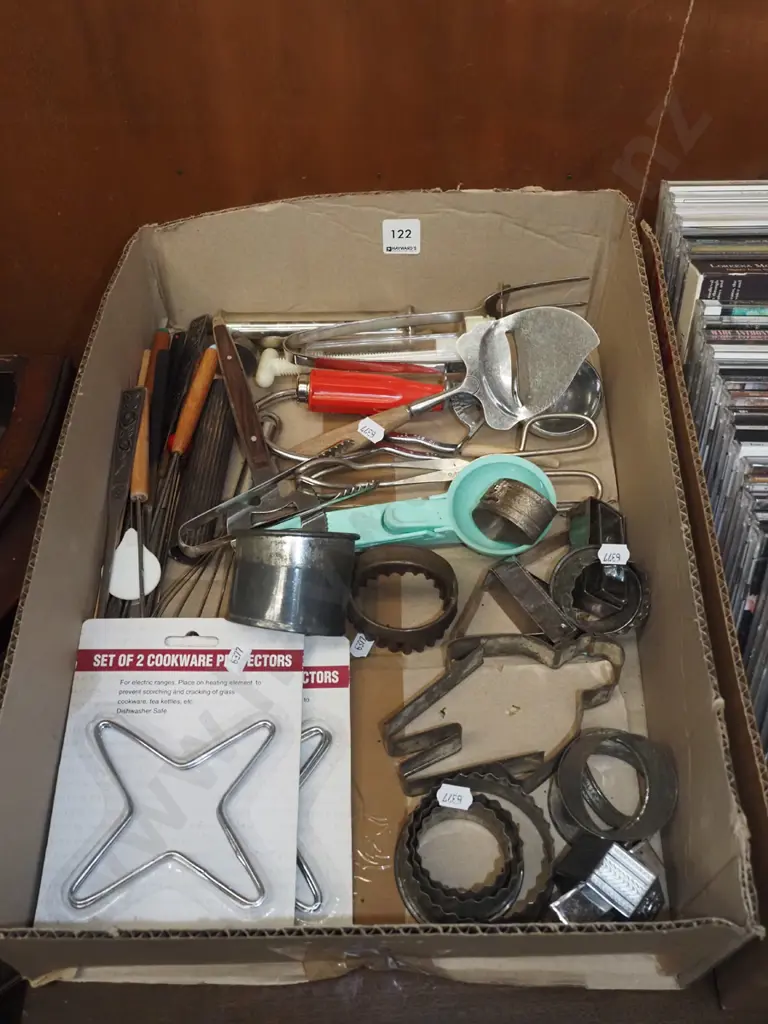 box; cookie cutters, cheese slicers etc Image 1++