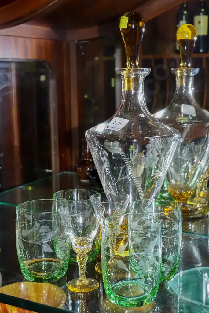 retro etched decanter with 4 glass tumblers, 2 sherry glasses Image 1++
