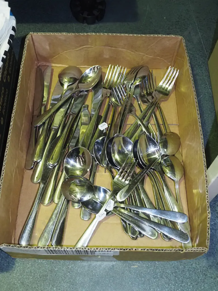 box of cutlery Image 1++