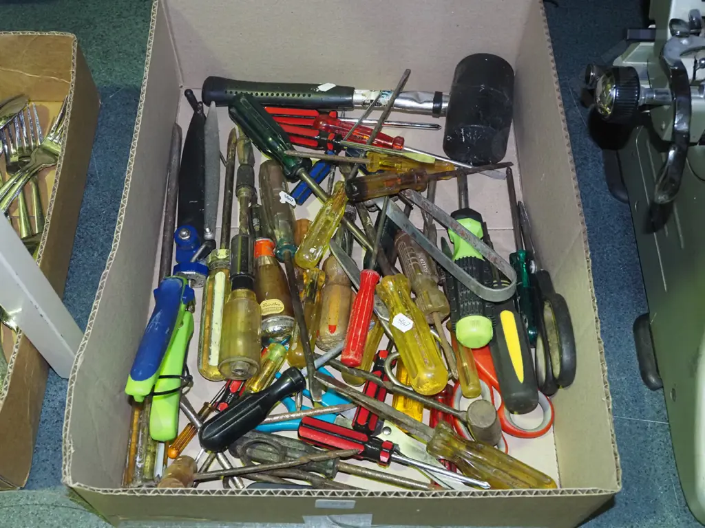 box; screwdrivers, rubber mallet etc Image 1++