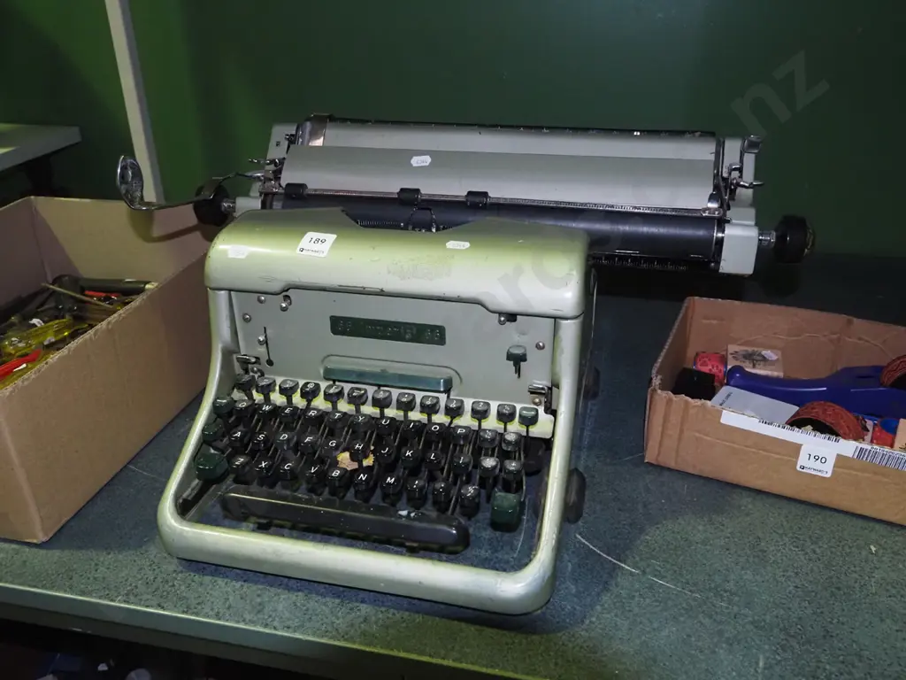 Imperial 66 typewriter Image 1++