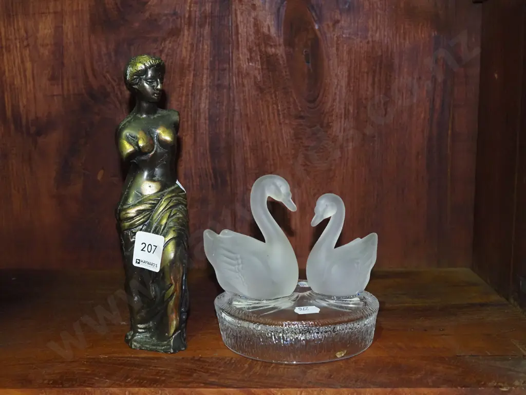 small cast metal classical figurine H-210, Lalique style swans  Image 1++