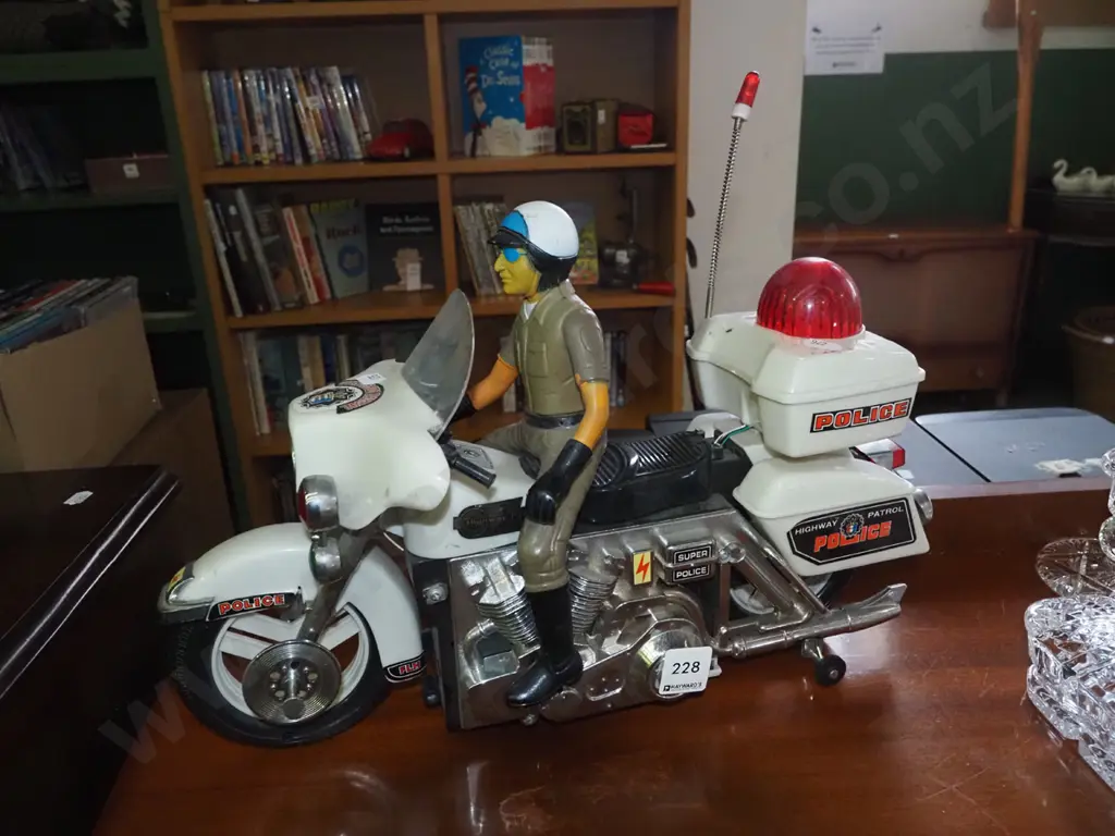 plastic American Highway Patrol battery powered motorbike - As Is No Returns Image 1++