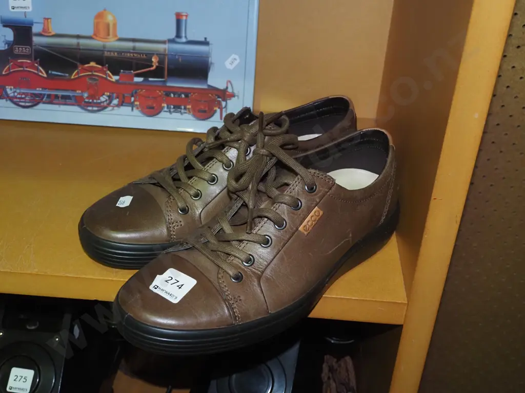 pair of Ecco brown leather shoes - size unknown Image 1++