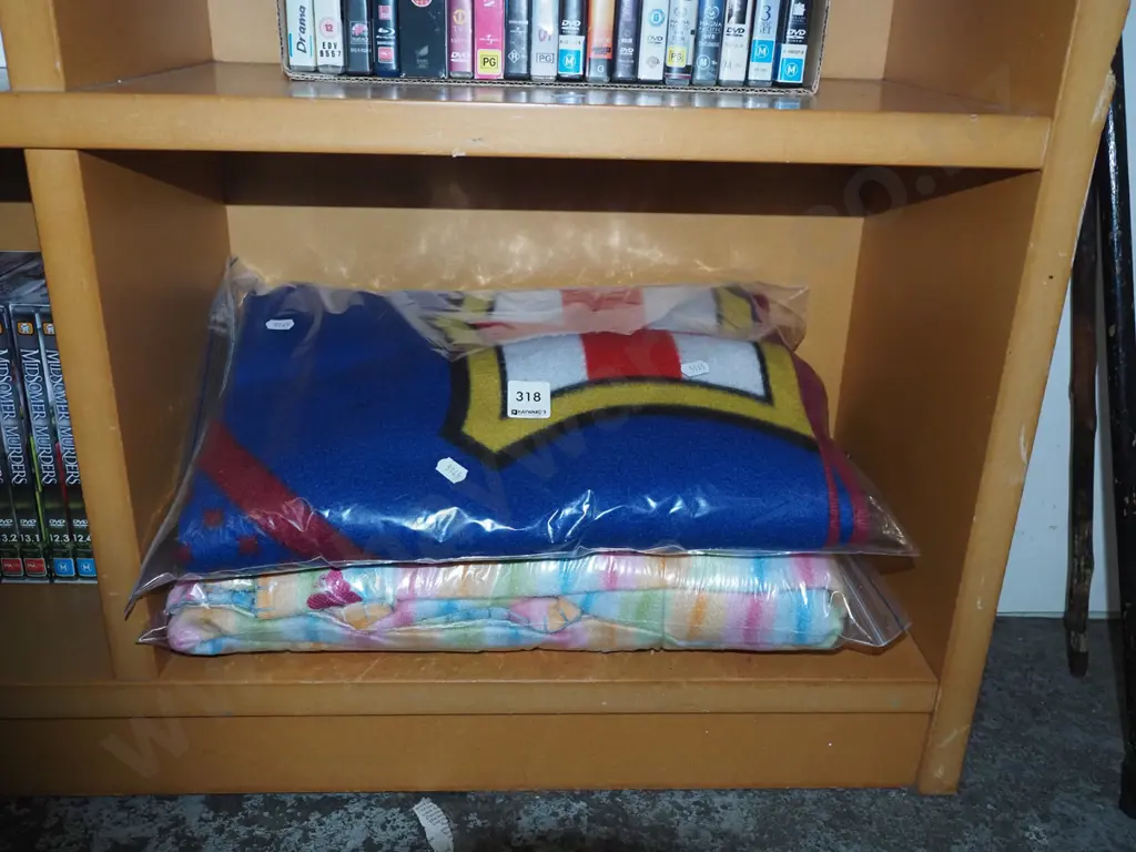 pair of polar fleece blankets Image 1++