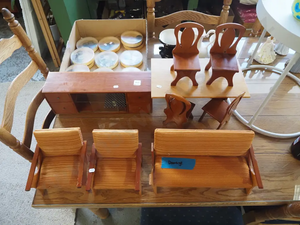 large format dolls furniture - damage to sofa Image 1++