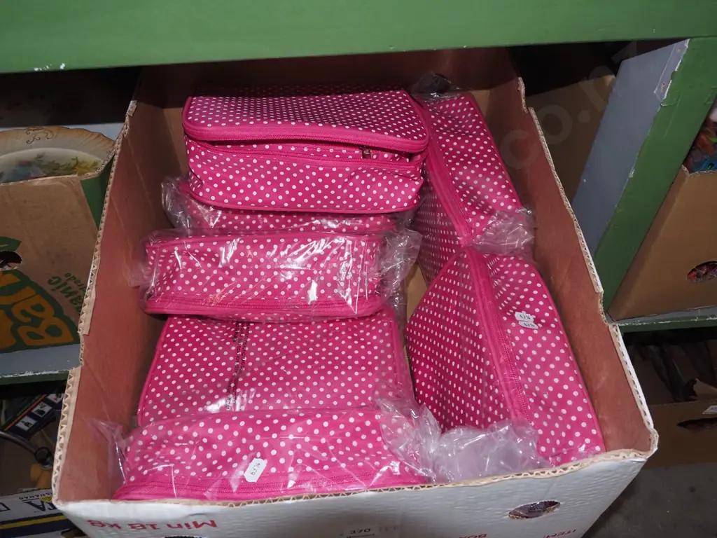box; as-new sets of 3 pink and white polka dot toilet bags Image 1++