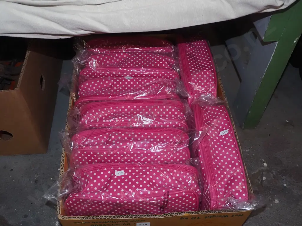 box; as-new sets of 3 pink and white polka dot toilet bags Image 1++