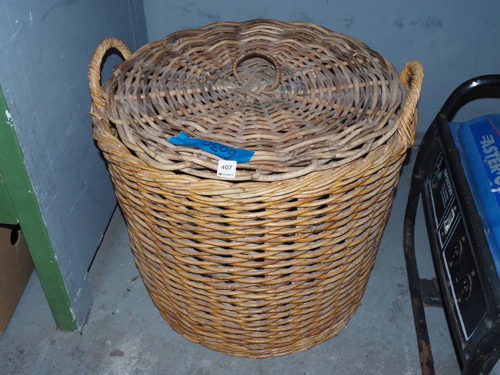 large cane wood basket with lid H-450 Image 1++