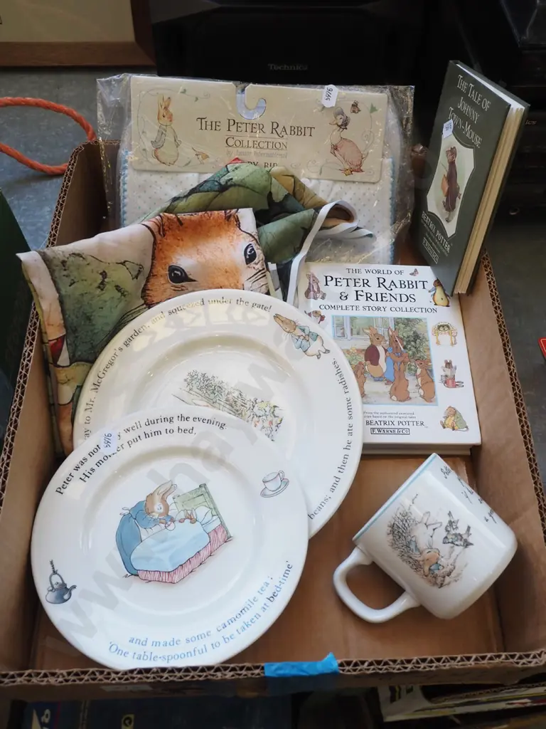 box; Peter Rabbit books, fabric, bib, plates, cup Image 1++