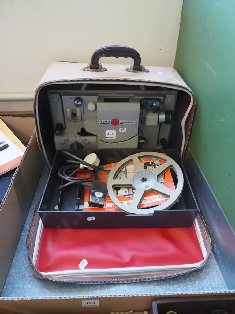 Eumig 8mm film projector in case Image 1++