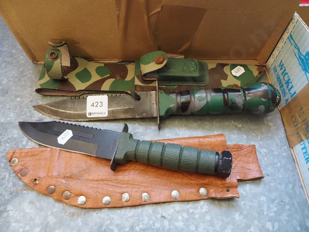 2x knives and sheaths Image 1++
