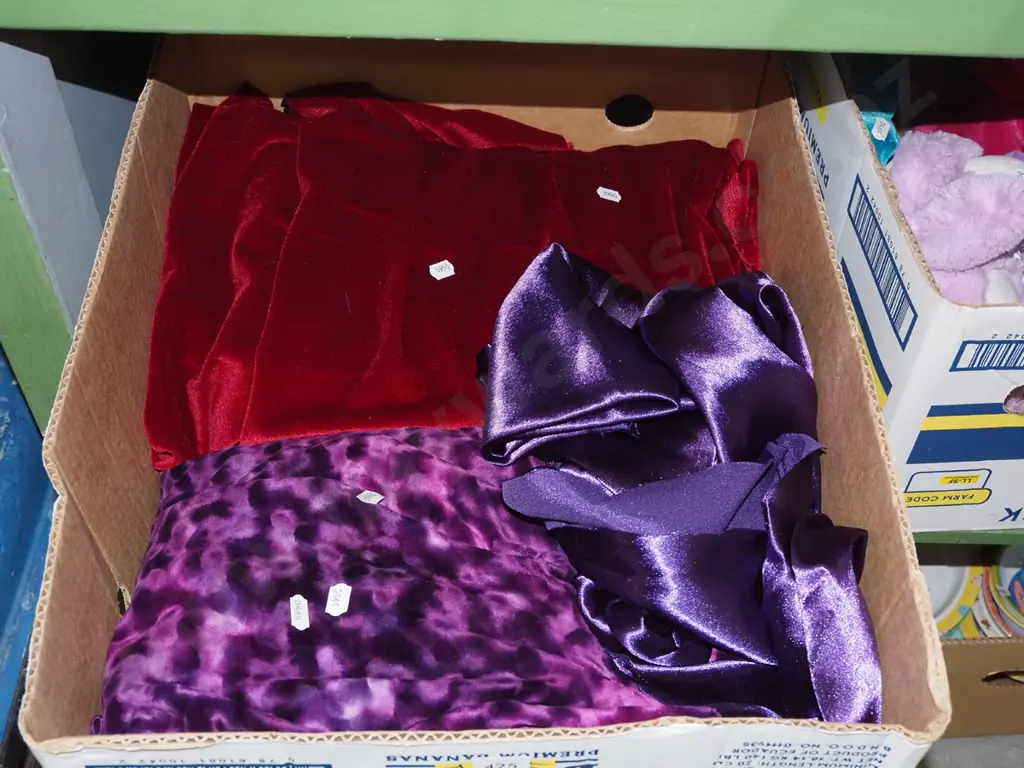 box; red and purple fabric pieces Image 1++