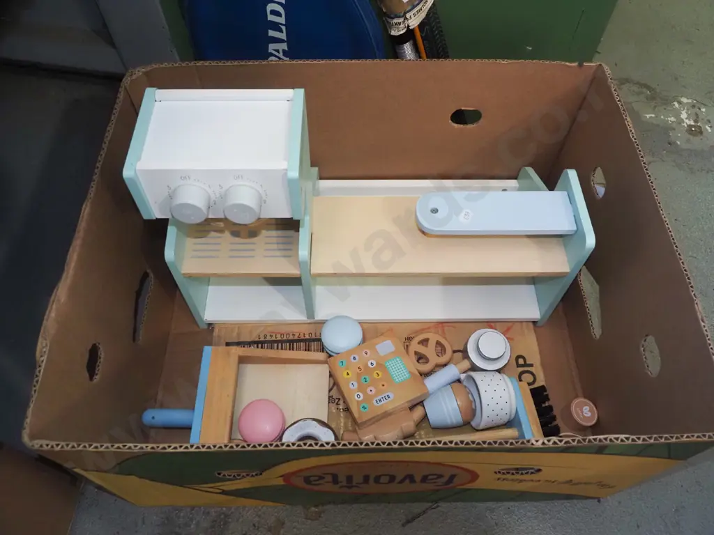 box; child's wooden toy oven and accessories Image 1++