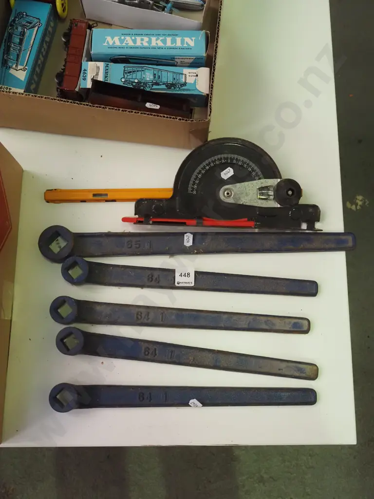 angle finder, 5x blue wrenches Image 1++