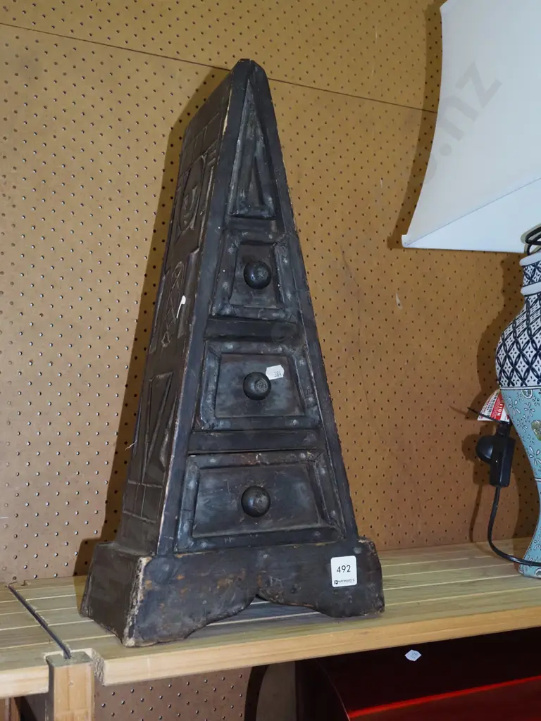 rustic pyramid shaped 3 drawer chest H-500 Image 1++