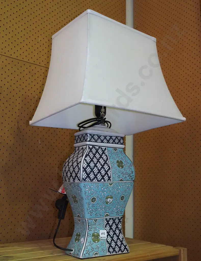 large ceramic based table lamp H-720 Image 1++