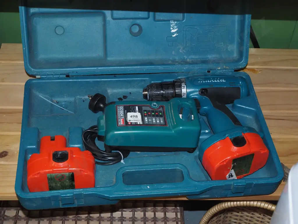 Makita 18V battery drill with cased charger and 2 batteries Image 1++