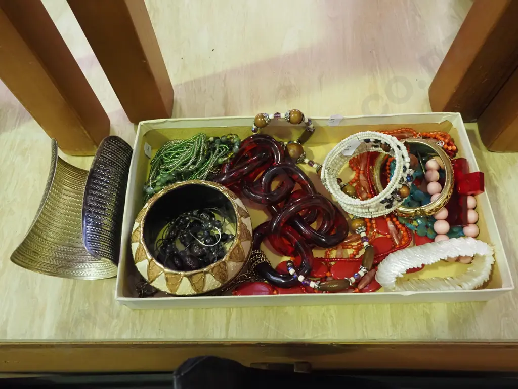 tray of costume jewellery; necklace, watches etc Image 1++