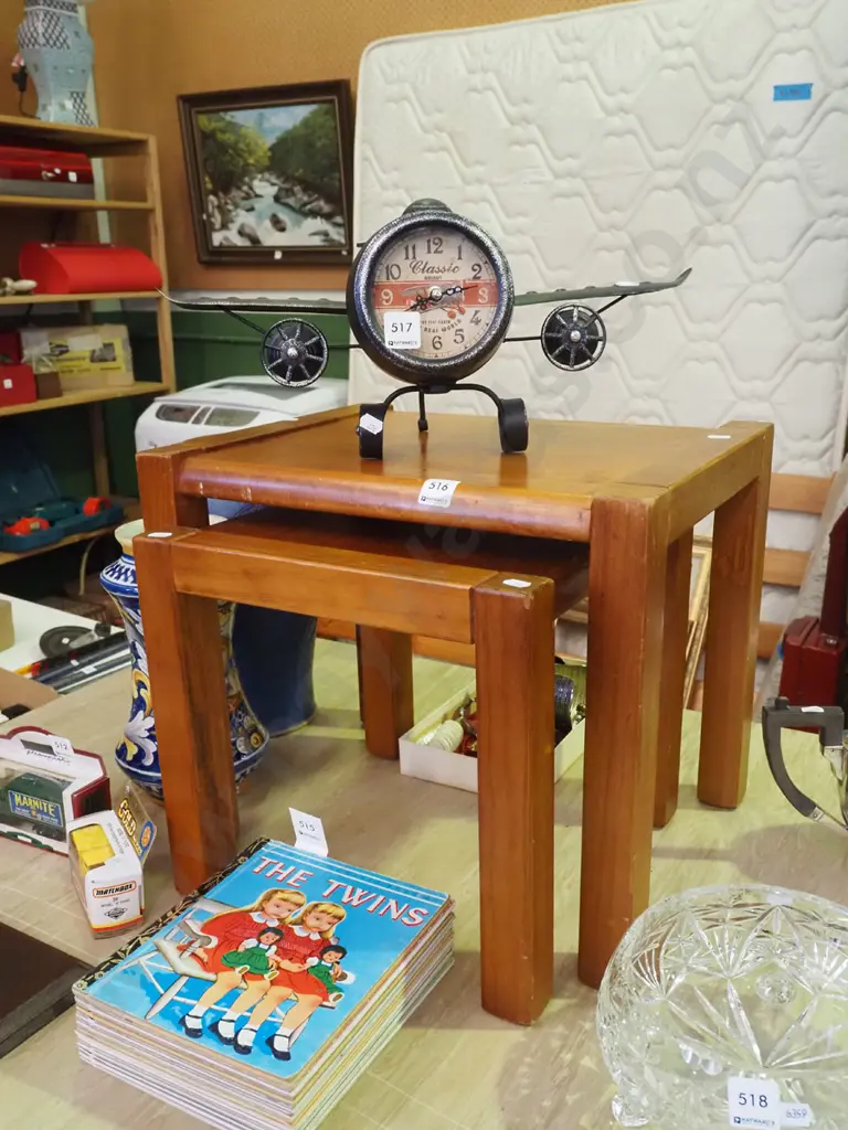 nest of 2 pine end tables Image 1++