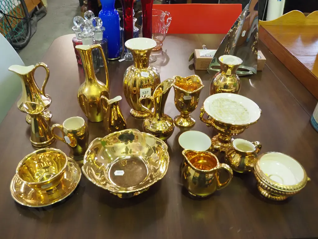 all over gold dishes, vases etc Image 1++