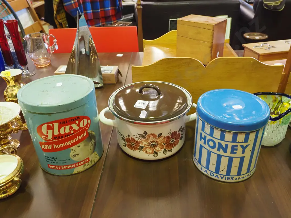 retro enamel casserole, 2x vintage tins Image 1++