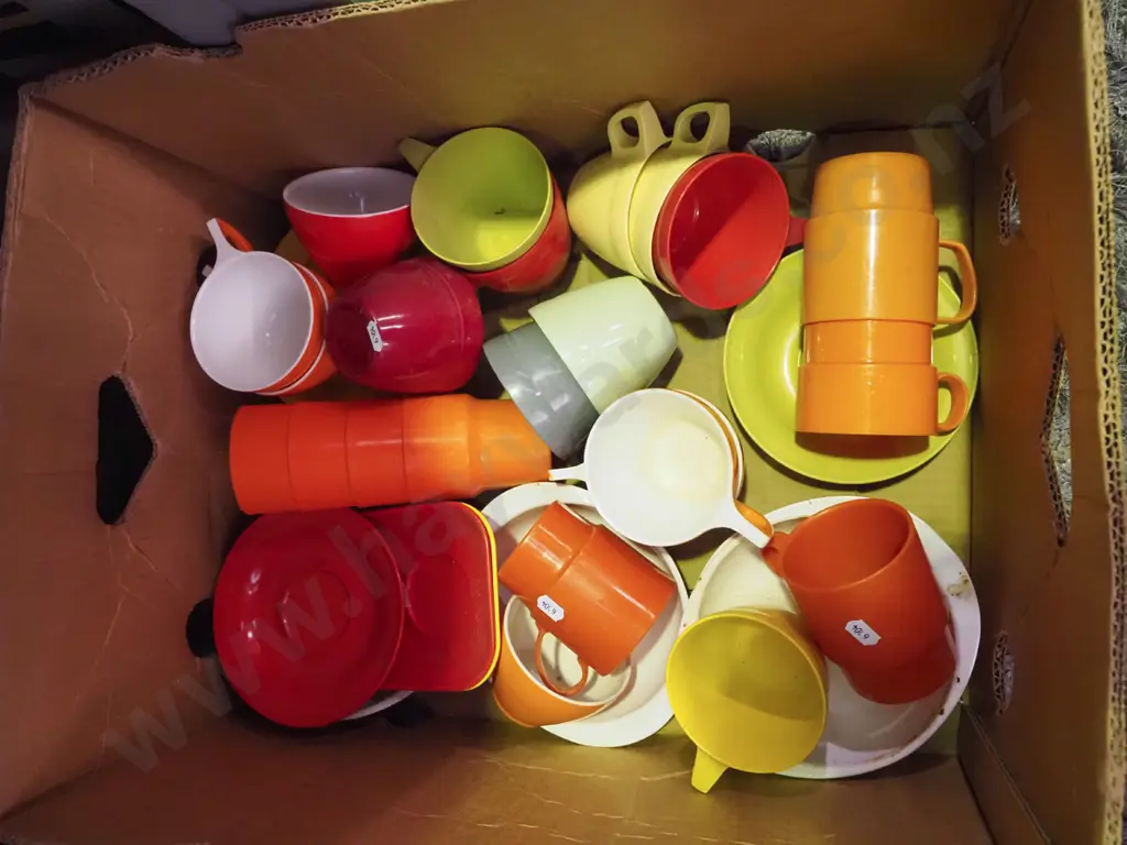 box; retro plastic cups, saucers, bowls Image 1++